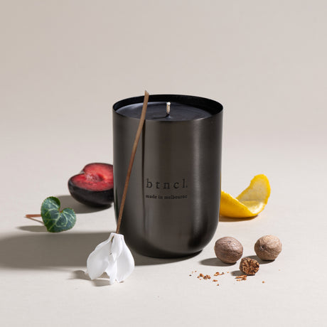 Cassis scented candle with botanicals, lemon rind 